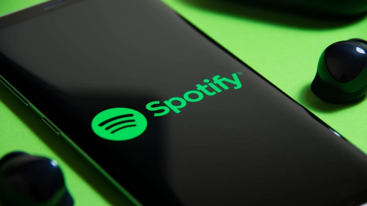 Spotify users reported two outage waves involving failed playback, app errors and web access. See the confirmed timeline and safe troubleshooting steps.
